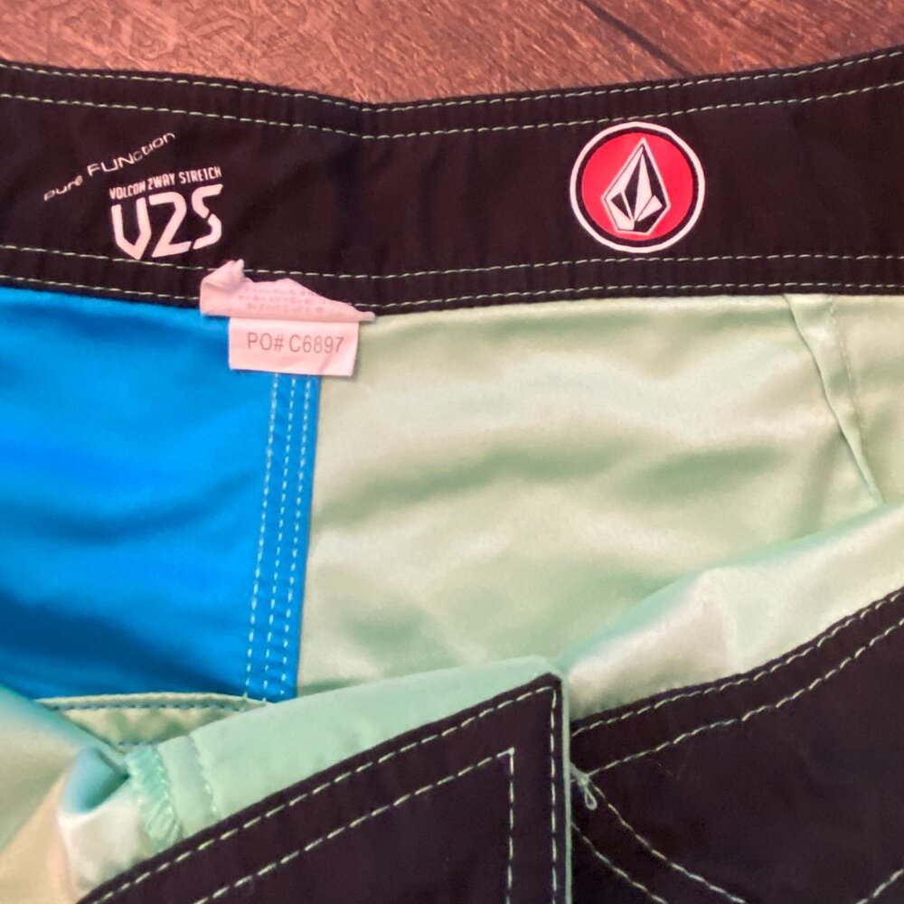 Volcom ModTech Boardshorts - Size 38 - Picture 4 of 6